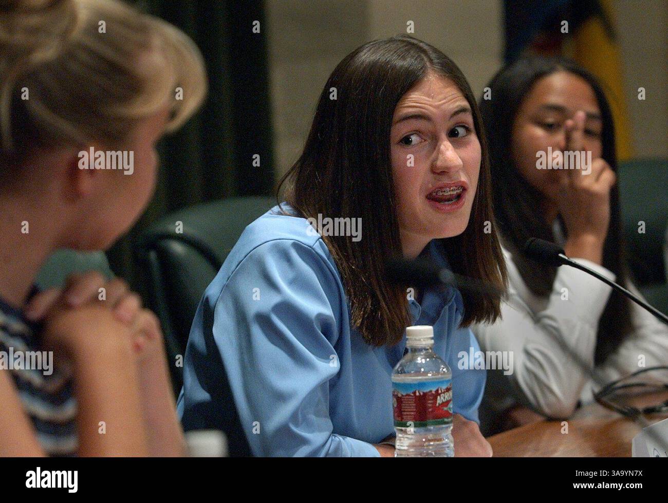 LEDE--Mock sindaco Jackie Hobbs (cq) , 13, un ottavo grado della Folsom Middle School lavora su una soluzione a un problema durante il Mock City Council al Folsom City Hall lunedì 19 maggio 2003. A sinistra si trovano Kara Tumminelli (cq) 14, e Vanessa Adami (cq), 14, destra. I membri del personale della città reale presentano problemi reali agli studenti mentre cercano di trovare le proprie soluzioni. Sacramento Bee/Randy Pench/ZUMA Press Foto Stock