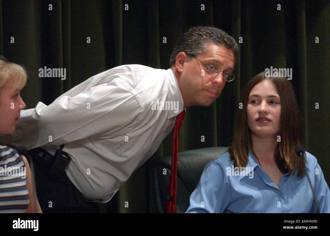 SECONDARIA (POTREBBE ESSERE GUIDATA??)--il membro del Consiglio comunale di Folsom Jeff Starsky (cq) consiglia il finto sindaco Jackie Hobbs (cq) , 13, un ottavo grado della Folsom Middle School mentre lei e altri studenti partecipano al Mock City Council al Folsom City Hall lunedì 19 maggio 2003. I membri del personale della città reale presentano problemi reali agli studenti mentre cercano di trovare le proprie soluzioni. Sacramento Bee/Randy Pench/ZUMA Press Foto Stock