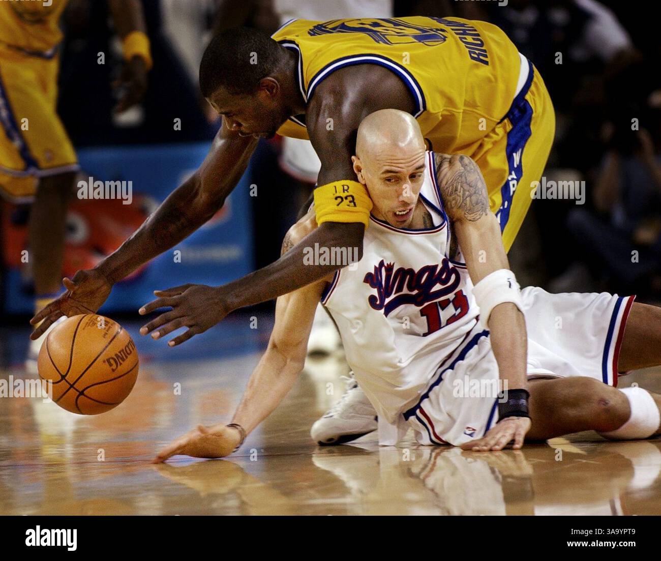 L'attaccante dei Kings Doug Christie combatte per un pallone libero con la guardia dei Warriors Jason Richardson durante l'ultima gara di stagione regolare con Golden State a Oakland mercoledì 14 aprile 2004. Sacramento Bee/Andy Alfaro/ZUMA Press Foto Stock