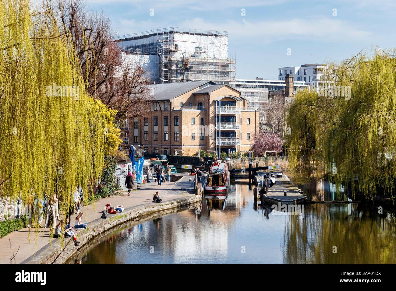 Le persone godono del caldo clima primaverile al City Road Lock (No. 5) sul Regent's Canal, Islington, Londra, Regno Unito Foto Stock