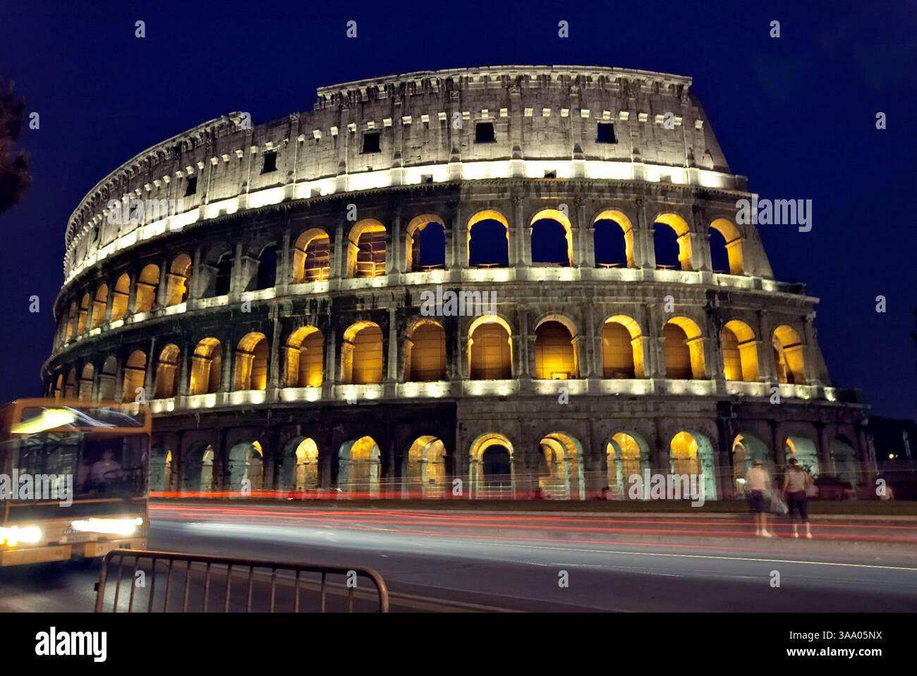 7 luglio 2007 - Roma, Italia - oggi il Colosseo Romano è stato votato come una delle 7 nuove meraviglie del mondo. Il Colosseo o Colosseo, originariamente Anfiteatro Flavio (in latino: Amphitheatrum Flavium, italiano Anfiteatro Flavio o Colosseo), è un anfiteatro gigante nel centro della città di Roma. Originariamente in grado di ospitare circa 50.000 spettatori, era utilizzato per gare di gladiatori e spettacoli pubblici. Fu costruito in un sito appena ad est del foro Romano, con la costruzione iniziata tra il 70 e il 72 d.C. sotto l'imperatore Vespasiano. L'anfiteatro, il più grande di sempre Foto Stock