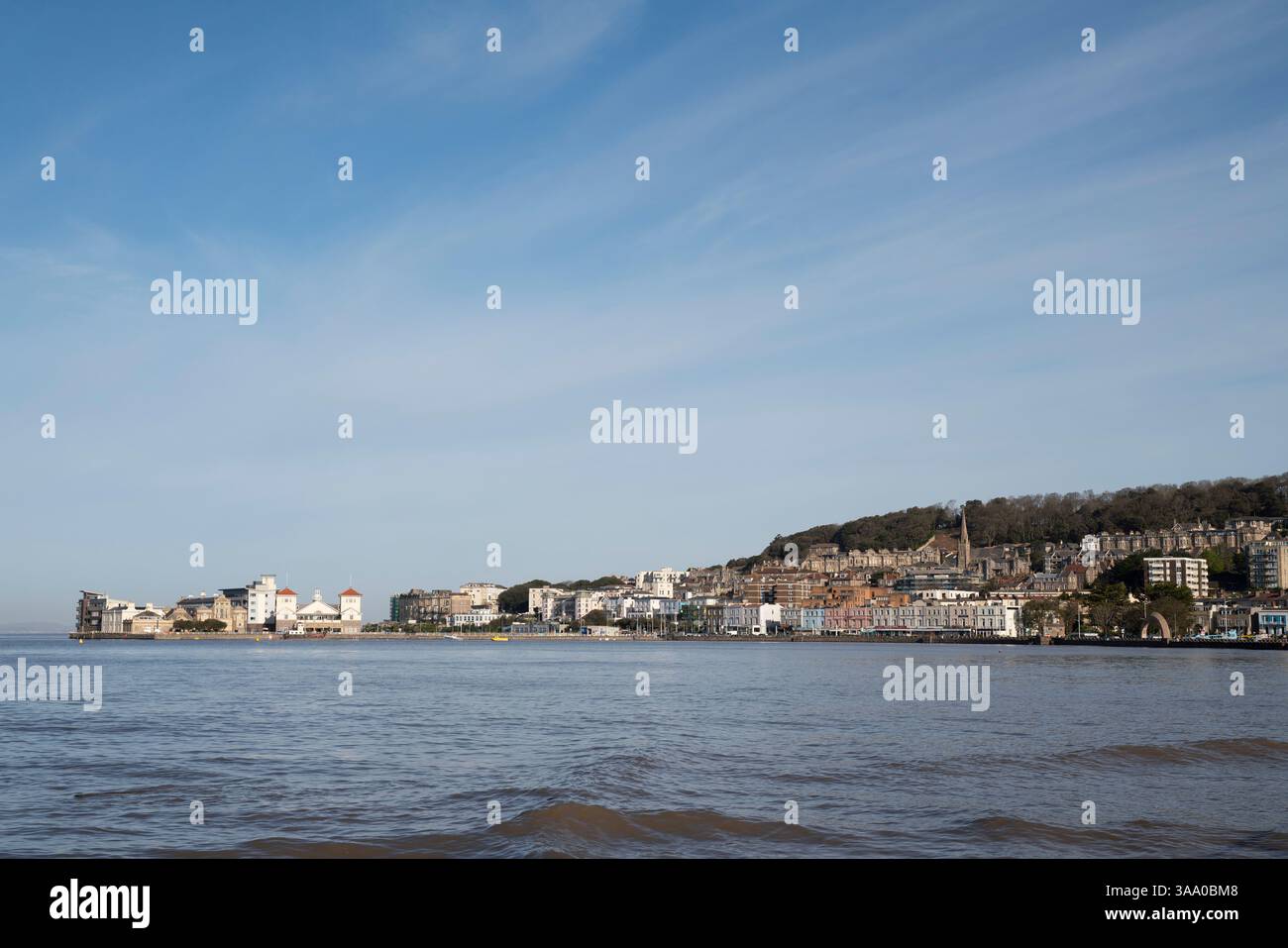 Weston-super-Mare si affaccia sull'isola di Knightstone in una giornata soleggiata e limpida durante l'alta marea primaverile. Foto Stock