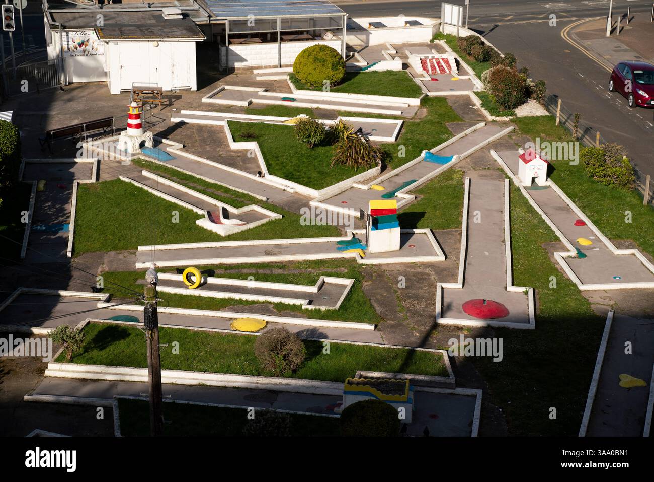 Un campo da minigolf vuoto e folle Weston-super-Mare in una giornata di sole e limpido. Foto Stock