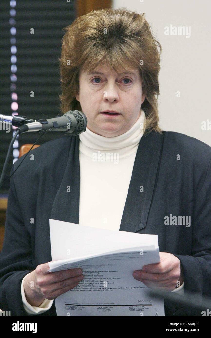 28 aprile 2006; Toledo, Ohio, Stati Uniti; ELIZABETH BENZINGER, Direttore del lavoro, Ohio Bureau of Criminal Identification & Investigation, testimonia per l'accusa durante il processo del reverendo Gerald Robinson, venerdì 28 aprile 2006, a Toledo, Ohio. Robinson, un prete cattolico romano, è accusato di aver ucciso una suora in una cappella dell'ospedale durante il fine settimana di Pasqua 26 anni fa. Credito obbligatorio: Foto di Andy Morrison/ZUMA Press. (©) Copyright 2006 di The Blade Foto Stock