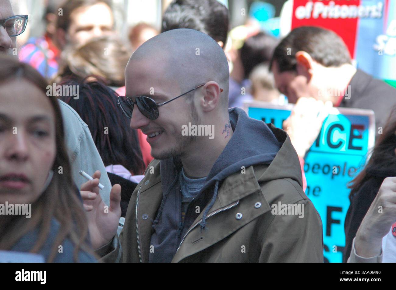 28 aprile 2006; New York, NY, Stati Uniti; l'attore ELIJAH WOOD, con la testa appena rasata e i tatuaggi, stava filmando durante le proteste contro la guerra a New York per il suo nuovo film "Day Zero". Credito obbligatorio: Foto di Layne Meyer/ZUMA Press. (©) Copyright 2006 di Layne Meyer Foto Stock