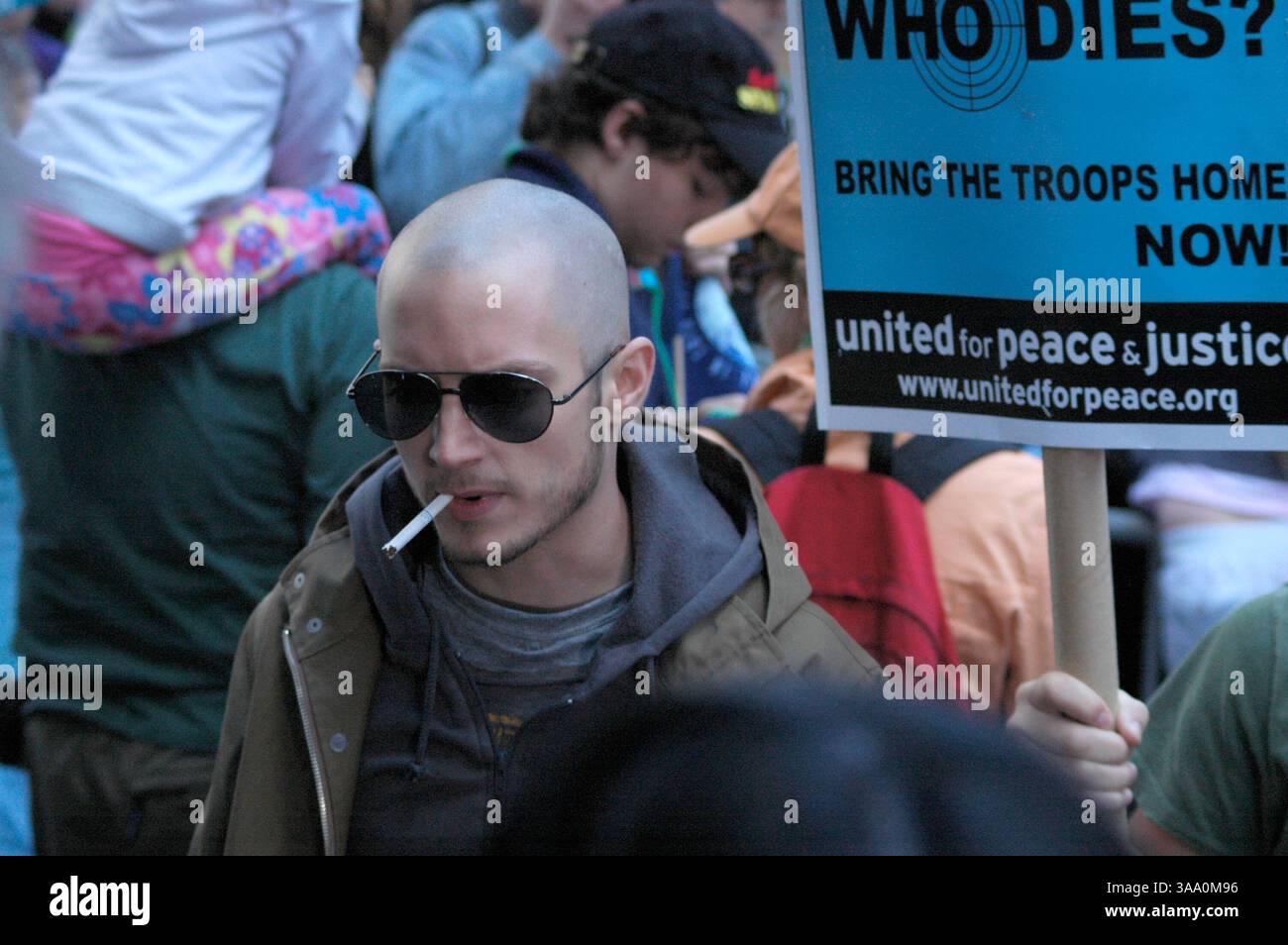 28 aprile 2006; New York, NY, Stati Uniti; l'attore ELIJAH WOOD, con la testa appena rasata e i tatuaggi, stava filmando durante le proteste contro la guerra a New York per il suo nuovo film "Day Zero". Credito obbligatorio: Foto di Layne Meyer/ZUMA Press. (©) Copyright 2006 di Layne Meyer Foto Stock