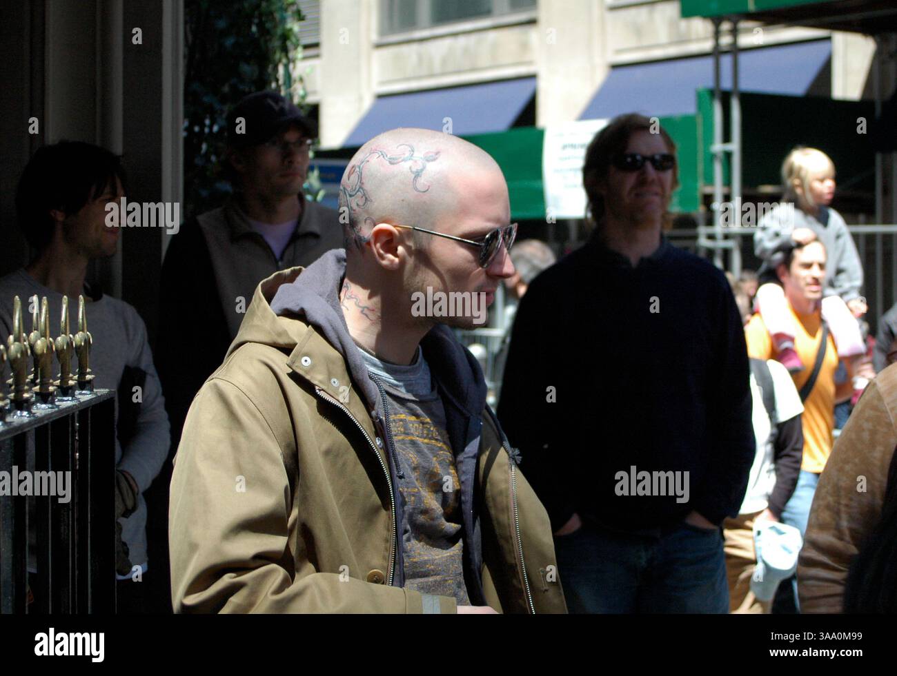 28 aprile 2006; New York, NY, Stati Uniti; l'attore ELIJAH WOOD, con la testa appena rasata e i tatuaggi, stava filmando durante le proteste contro la guerra a New York per il suo nuovo film "Day Zero". Credito obbligatorio: Foto di Layne Meyer/ZUMA Press. (©) Copyright 2006 di Layne Meyer Foto Stock