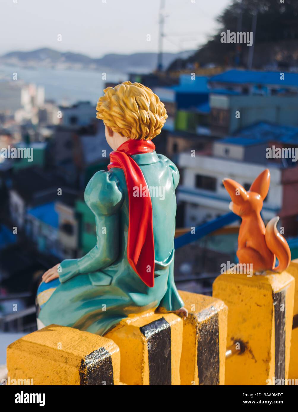 Vista della statua del piccolo Principe e della scultura della Fox nel deserto nel villaggio culturale Gamcheon, Busan, Corea del Sud, Gamcheon-dong, distretto di Saha, strade an Foto Stock