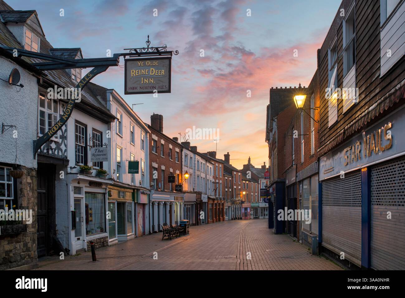 Parsons Street all'alba. Banbury, Oxfordshire, Inghilterra Foto Stock