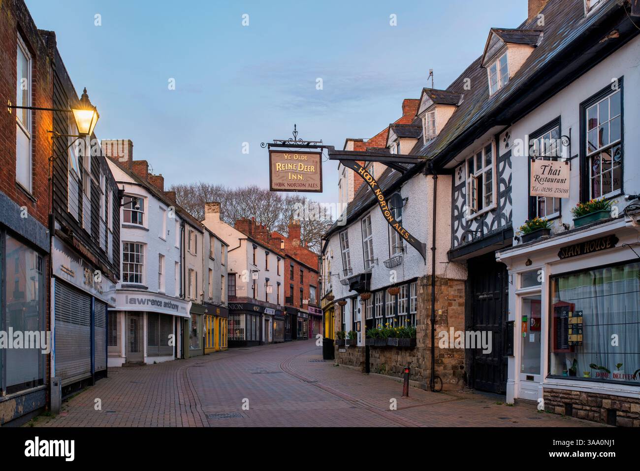 Parsons Street all'alba. Banbury, Oxfordshire, Inghilterra Foto Stock