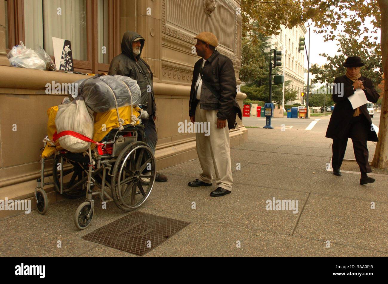 LEDE -- Jvance Stewart, al centro, parla con Edwin Ash, a sinistra, che è senzatetto da più di 13 anni giovedì 28 ottobre 2004 nel centro di Sacramento. Stewart, è un "navigatore" a tempo pieno per la Downtown Partnership che sta tentando di collegare i senzatetto ai servizi della comunità. ( The Sacramento Bee Hector Amezcua )/ZUMA Press Foto Stock