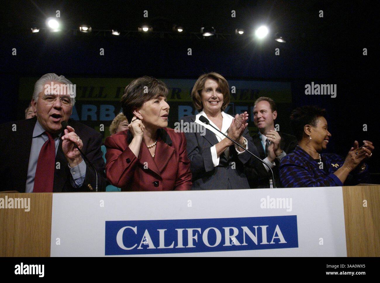 Da sinistra, Art Torres, presidente democratico dello stato, stuzzica la folla mentre la senatrice statunitense Barbara Boxer gestiva per più rumore e la leader democratica della camera Nancy Pelosi applaude dopo il discorso di Boxer alla convention democratica dello stato a San Jose, sabato 17 gennaio 2004. A destra ci sono i rappresentanti. Adam Schiff e Barbara Lee. Sacramento Bee/John Decker/ZUMA Press Foto Stock