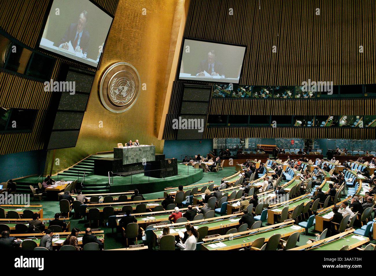 8 maggio 2006; New York, NY, Stati Uniti; ampia visione del voto dell'Assemblea gernerale per l'adozione di una risoluzione sulla riforma della gestione e l'elezione del Comitato organizzativo delle questioni della Commissione per la costruzione della pace, presso la sede dell'ONU a New York. Credito obbligatorio: Foto di Eskinder Debebe/un Photo/ZUMA Press. (©) Copyright 2006 di un Photo Foto Stock