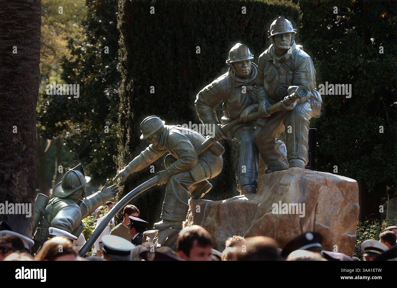 "Tenendo la linea", è una delle statue del California Firefighters Memorial. La statua mostra i vigili del fuoco che lavorano insieme come il rinforzo una manichetta. La statua e un muro con i nomi dei vigili del fuoco caduti sono stati svelati sabato pomeriggio in cerimonia al Capitol Park. Sacramento Bee Fotografia di Jose Luis Villegas 6 aprile 2002 Sacramento Bee/ZUMA Press Foto Stock