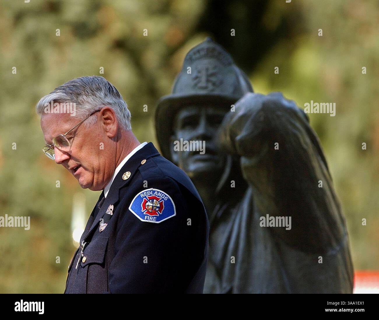 Il capo dei vigili del fuoco dei Redlands Mel Enslow parla dell'impatto che il California Firefighters Memorial ha avuto sui membri della famiglia sabato pomeriggio al Capitol Park. Il figlio di Enslow, Kenneth conte Enslow, morì in servizio all'età di 20 anni nel 1990. Il nome di Kenneth e' uno dei vigili del fuoco caduti sul muro. Sacramento Bee Fotografia di Jose Luis Villegas 6 aprile 2002 Sacramento Bee/ZUMA Press Foto Stock
