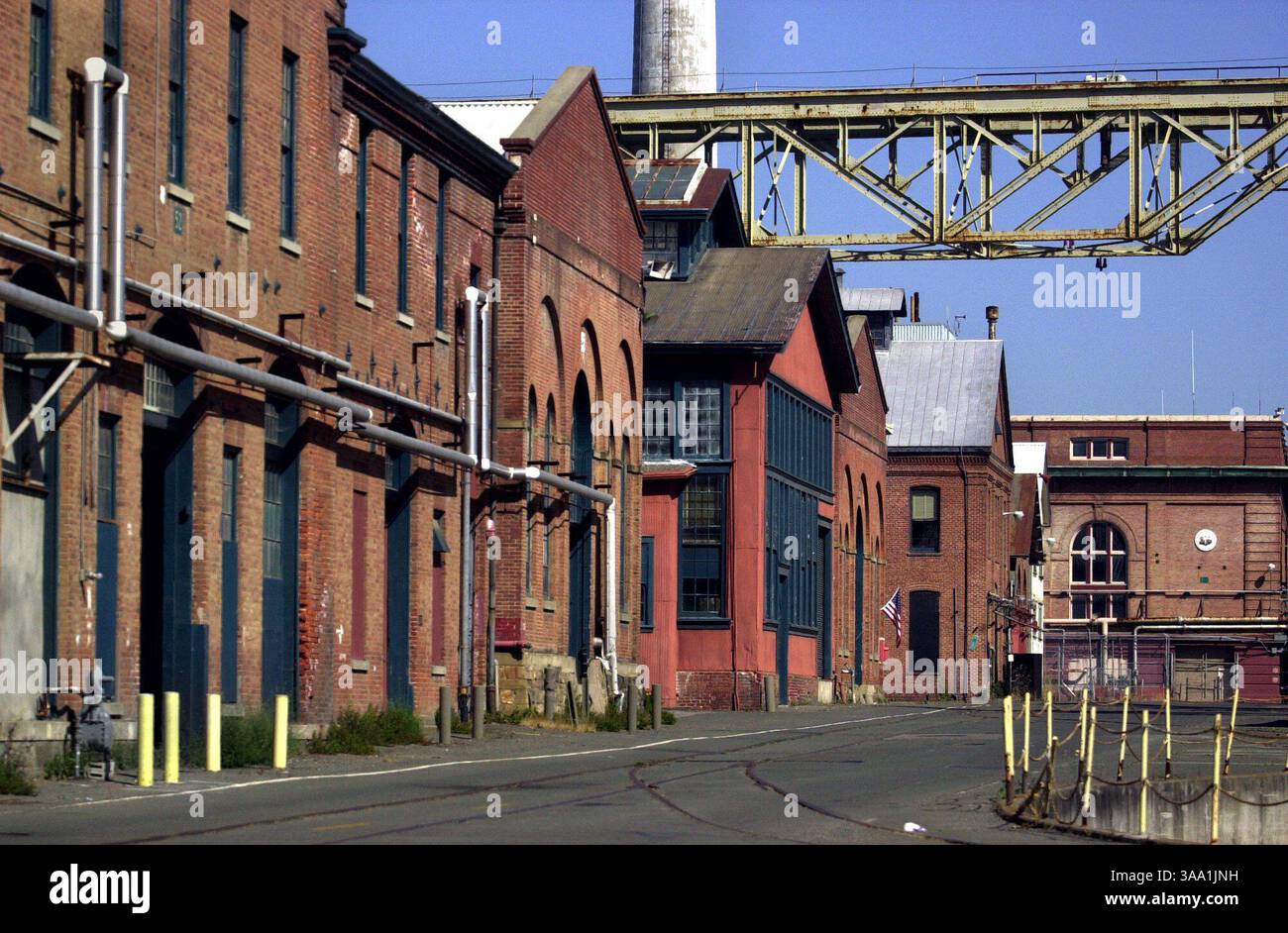 Alcuni degli edifici situati presso il cantiere navale di Mare Island sono stati rinnovati e affittati ad aziende. Molti sono utilizzati per lo stoccaggio di manufatti e l'edificio 46 è attualmente in fase di ristrutturazione per ospitare il museo del cantiere navale. Foto scattata l'8 maggio 2002. Sacramento Bee/Lezlie Sterling/ZUMA Press Foto Stock