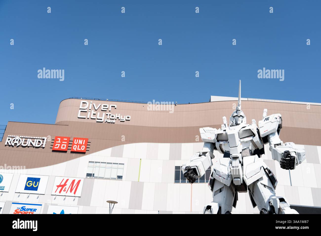 TOKYO, GIAPPONE - 30 marzo 2024 statua dell'Unicorn Gundam RX-0 in modalità normale situata presso Diver City Tokyo Plaza Tokyo, Odaiba Foto Stock