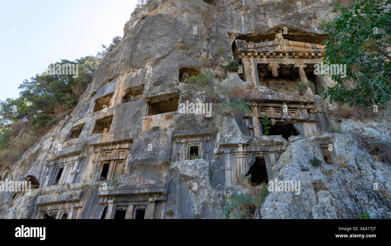 Tombe Licie in rocce della città di Fethiye, Turchia. Antica tomba liciana scavata nella roccia nell'antica Telmessos. Foto Stock