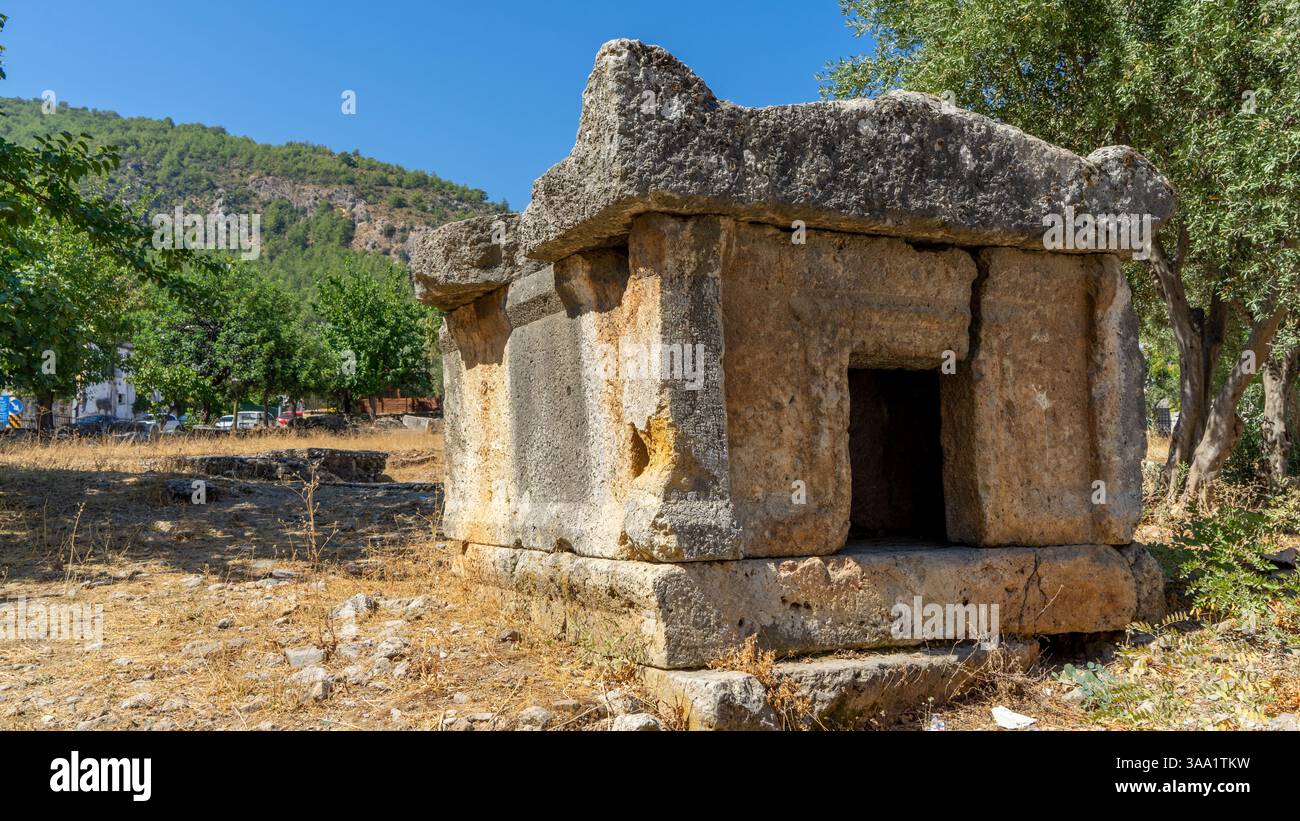 Sarcofago liciano nel centro della città di Fethiye, Turchia. Tombe liciane in rocce. Antica tomba liciana scavata nella roccia nell'antica Telmessos. Foto Stock
