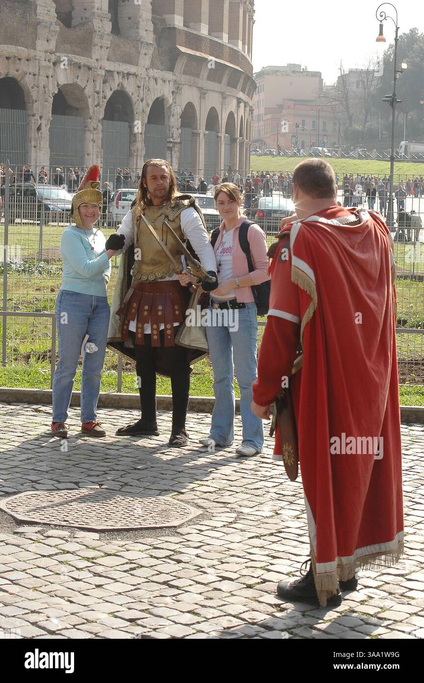 7 luglio 2007 - Roma, Italia - oggi il Colosseo Romano è stato votato come una delle 7 nuove meraviglie del mondo. Il Colosseo o Colosseo, originariamente Anfiteatro Flavio (in latino: Amphitheatrum Flavium, italiano Anfiteatro Flavio o Colosseo), è un anfiteatro gigante nel centro della città di Roma. Originariamente in grado di ospitare circa 50.000 spettatori, era utilizzato per gare di gladiatori e spettacoli pubblici. Fu costruito in un sito appena ad est del foro Romano, con la costruzione iniziata tra il 70 e il 72 d.C. sotto l'imperatore Vespasiano. L'anfiteatro, il più grande di sempre Foto Stock