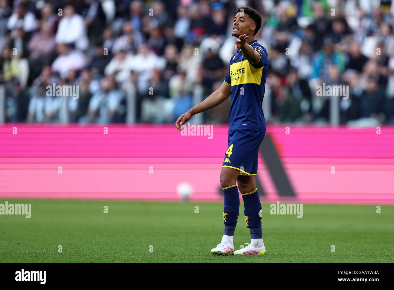 Koni De Winter del Genoa CFC gesti durante la partita di serie A tra Juventus FC e Genoa CFC allo stadio Allianz il 29 marzo 2025 a Torino. Foto Stock