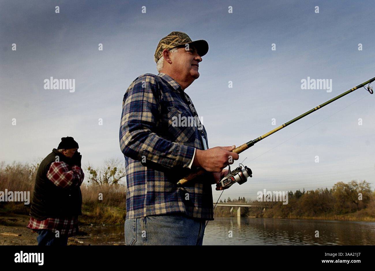 SECONDO -- Angler Frank Leslie (CQ), Left e Larry Christophel (CQ), pesce per la testa d'acciaio sul fiume American, mercoledì 17 dicembre 2003. Il Department of Fish & Game sta aumentando i canoni di caccia e pesca nell'aumento più ampio in circa 16 anni. Molti pescatori sono disposti a pagare il prezzo per pescare anche se sarà 0 il prossimo anno. Molti si chiedono dove vanno i fondi e se la pesca ne trarrà beneficio. Christophel, che è anche un cacciatore di fagiani, ha detto che va bene con i prezzi più alti, ma solo se tutto il denaro migliorerà la pesca e la gestione della selvaggina. Sacrario Foto Stock