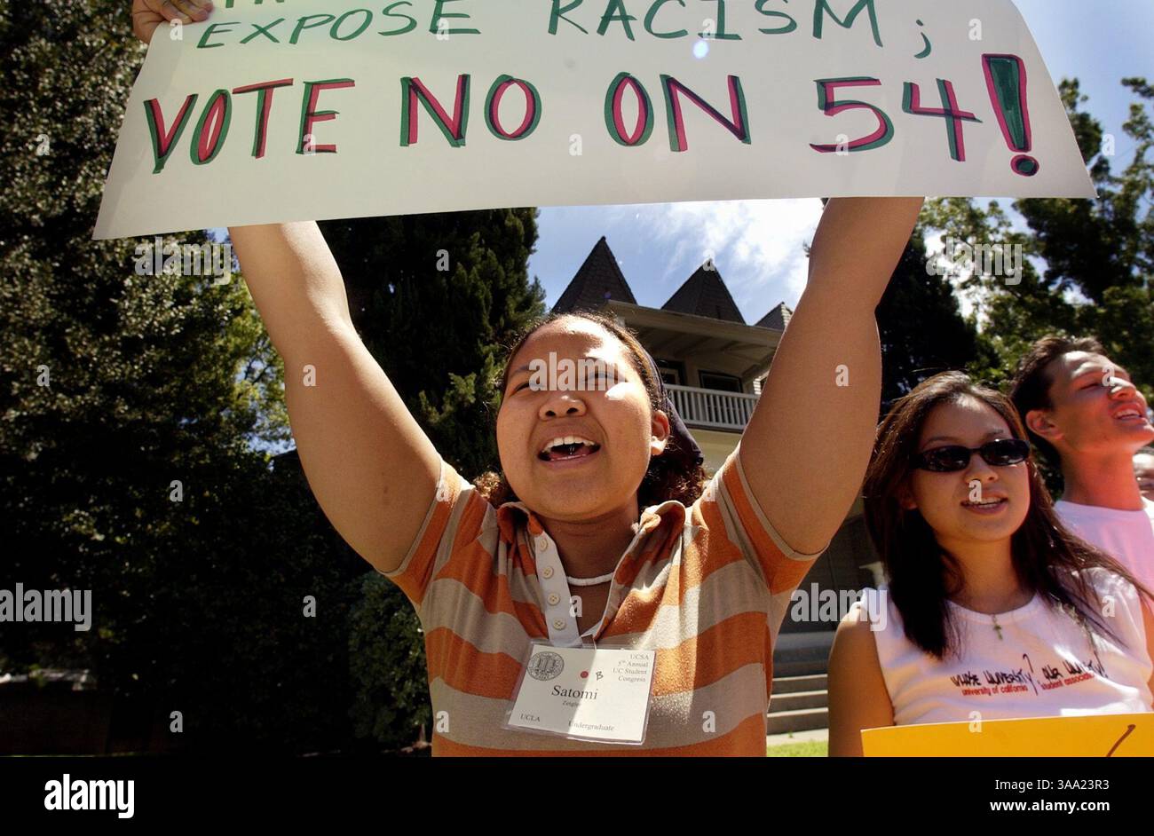 Satomi Zeigler (CQ), uno studente dell'UCLA, protesta davanti all'ufficio di Ward Connerly al 2215 21. St, nel centro di Sacramento, giovedì 14 luglio 2003, per protestare contro Prop 54. Connerly sponsorizzò l'iniziativa, che proibiva alle agenzie statali di raccogliere dati etnici e razziali che potrebbero poi essere utilizzati per influenzare altre politiche statali come la salute. Sacramento Bee/Brian Baer/ZUMA Press Foto Stock