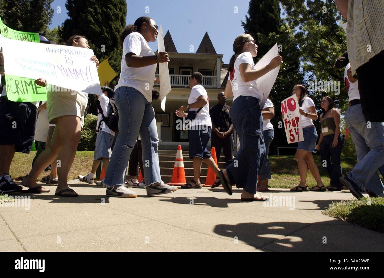Gli studenti UC di tutto lo stato marciarono davanti all'ufficio di Ward Connerly al 2215 21esimo. St, nel centro di Sacramento, giovedì 14 luglio 2003, per protestare contro Prop 54. Connerly sponsorizzò l'iniziativa, che proibiva alle agenzie statali di raccogliere dati etnici e razziali che potrebbero poi essere utilizzati per influenzare altre politiche statali come la salute. Sacramento Bee/Brian Baer/ZUMA Press Foto Stock