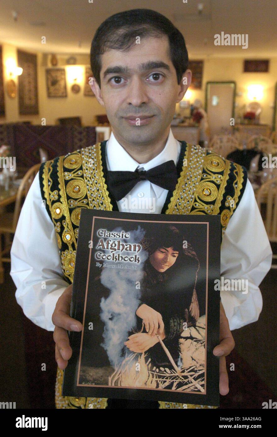 Proprietario, Mousa Amiri con IS Cook libro che è stato pubblicato l'anno scorso 4,95. Il libro ha impiegato tre anni per completarlo e la maggior parte dei destinatari proveniva da sua madre, in vendita alla Shish Kebab House Afghan Cuisine 7622 Greenback Lane Sacramento. The Sacramento Bee Erhardt Krause 12 dicembre 2003 /ZUMA Press Foto Stock