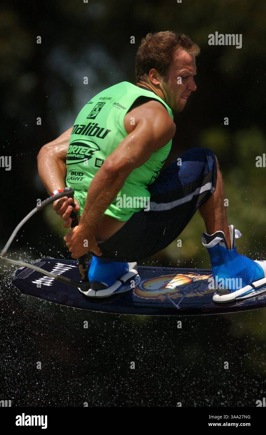 Ben Greenwood (cq), fa un 360 nella 4a manche del Pro Men Wakeboard venerdì pomeriggio durante il round di qualificazione nel 2003 Malibu Open Water Ski & Wakeboard Championship mentre l'evento torna a Bell acqua appena fuori Sacramento, Rio Linda per la terza puntata annuale, 18-20 luglio. Sacramento Bee Fotografia di Jose Luis Villegas 18 luglio 2003 /ZUMA Press Foto Stock