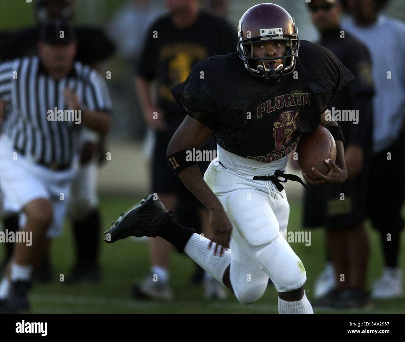 -- giovedì 4 settembre 2003, Sacramento, California -- il linebacker della scuola Florin, il running back Marcus Bishop, corre con la palla mentre segna un touchdown durante una scrimmage alla Sheldon High School . ( The Sacramento Bee Hector Amezcua ) a cura di Randy Allen/ZUMA Press Foto Stock