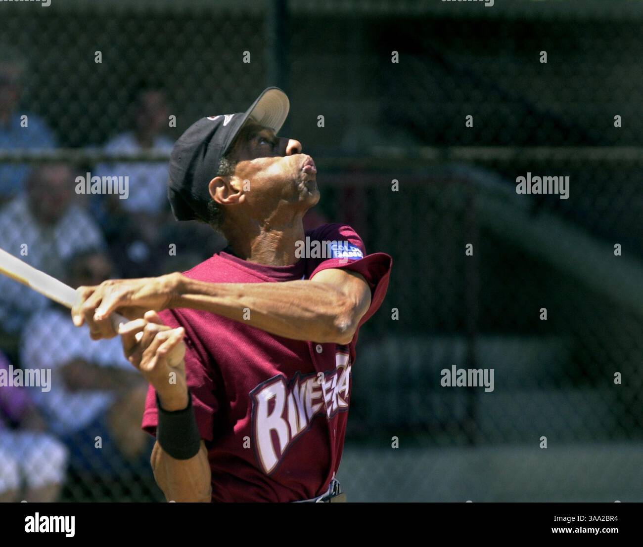 John Blackwell , 71 anni, dei Sacramento Rivercats (nella nuova United States Fastball Association) colpisce un high fly ball contro i del Webb Sun City City All-Stars in una partita espositiva al del Webb Field, sabato 31 maggio 2003. I Rivercats sono i 3 volte campioni nazionali in carica della Men's Senior Baseball League. I Rivercats vinsero la partita, 17-8. Sacramento Bee/Jay Mather/ZUMA Press Foto Stock