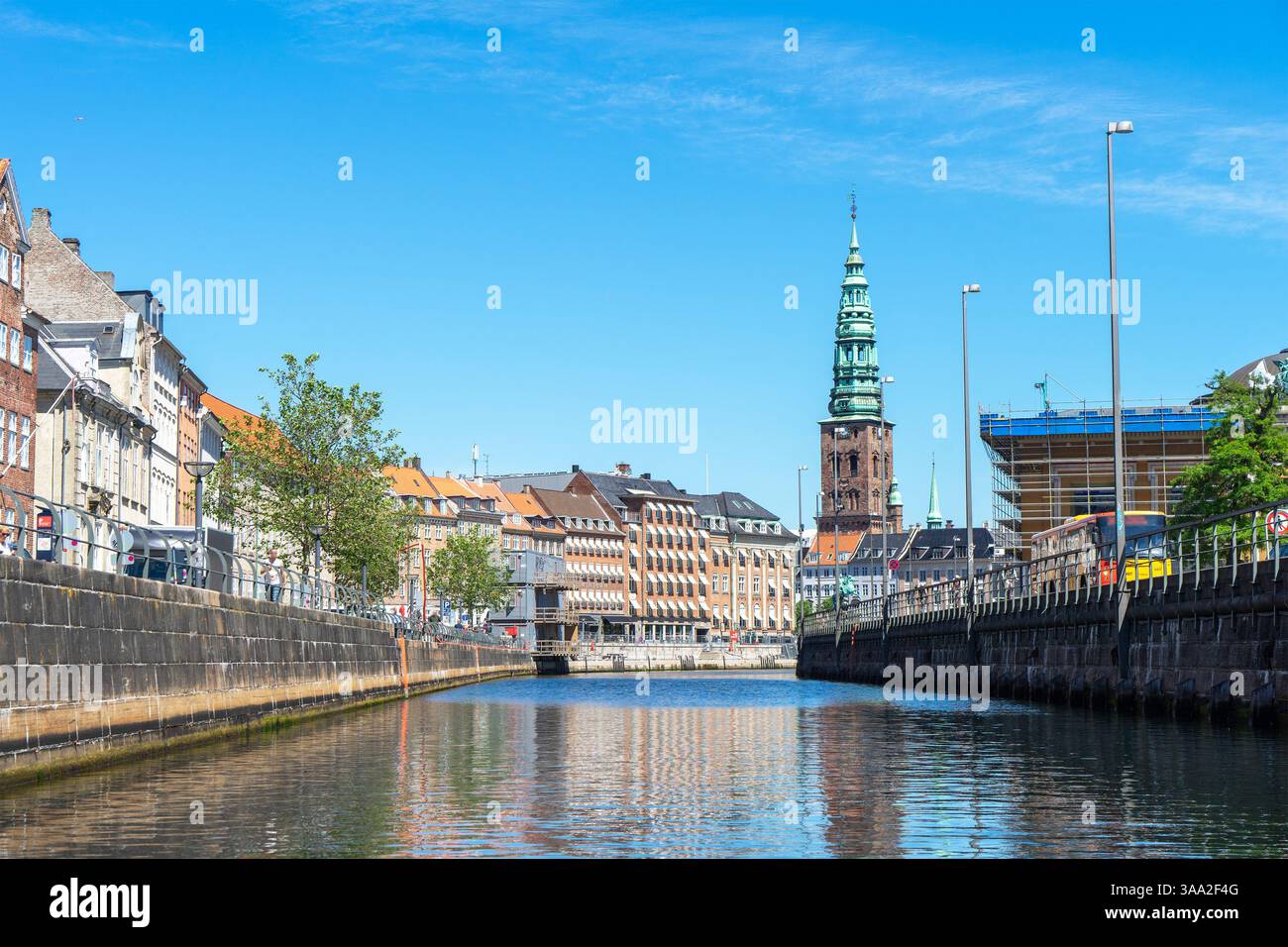 Сanal a Copenaghen. Il Nikolaj Contemporary Art Center è un centro artistico a Copenaghen che occupa l'ex chiesa di San Nicola o Sankt Nikolaj Kirke, ON Foto Stock