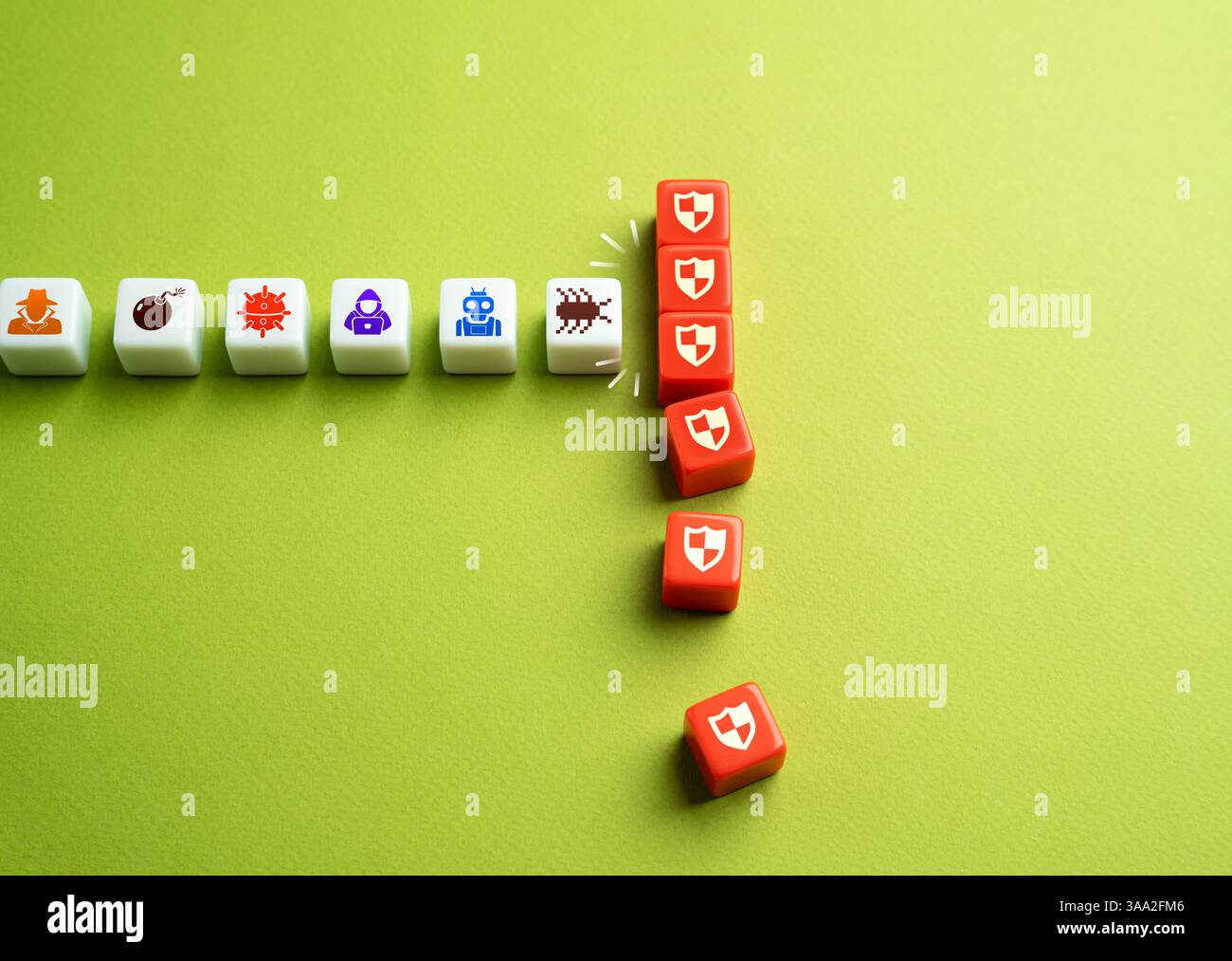 Rompere le difese e i firewall dagli attacchi informatici. Virus, vulnerabilità, spie e hacker. Debolezze del sistema, compromettendo i dati sensibili Foto Stock