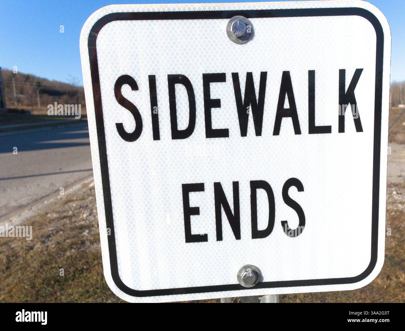 La chiarezza e la semplicità del segnale "LATO MARCIAPIEDE" sottolineano silenziosamente la cautela e incoraggiano la curiosità sul percorso da percorrere Foto Stock