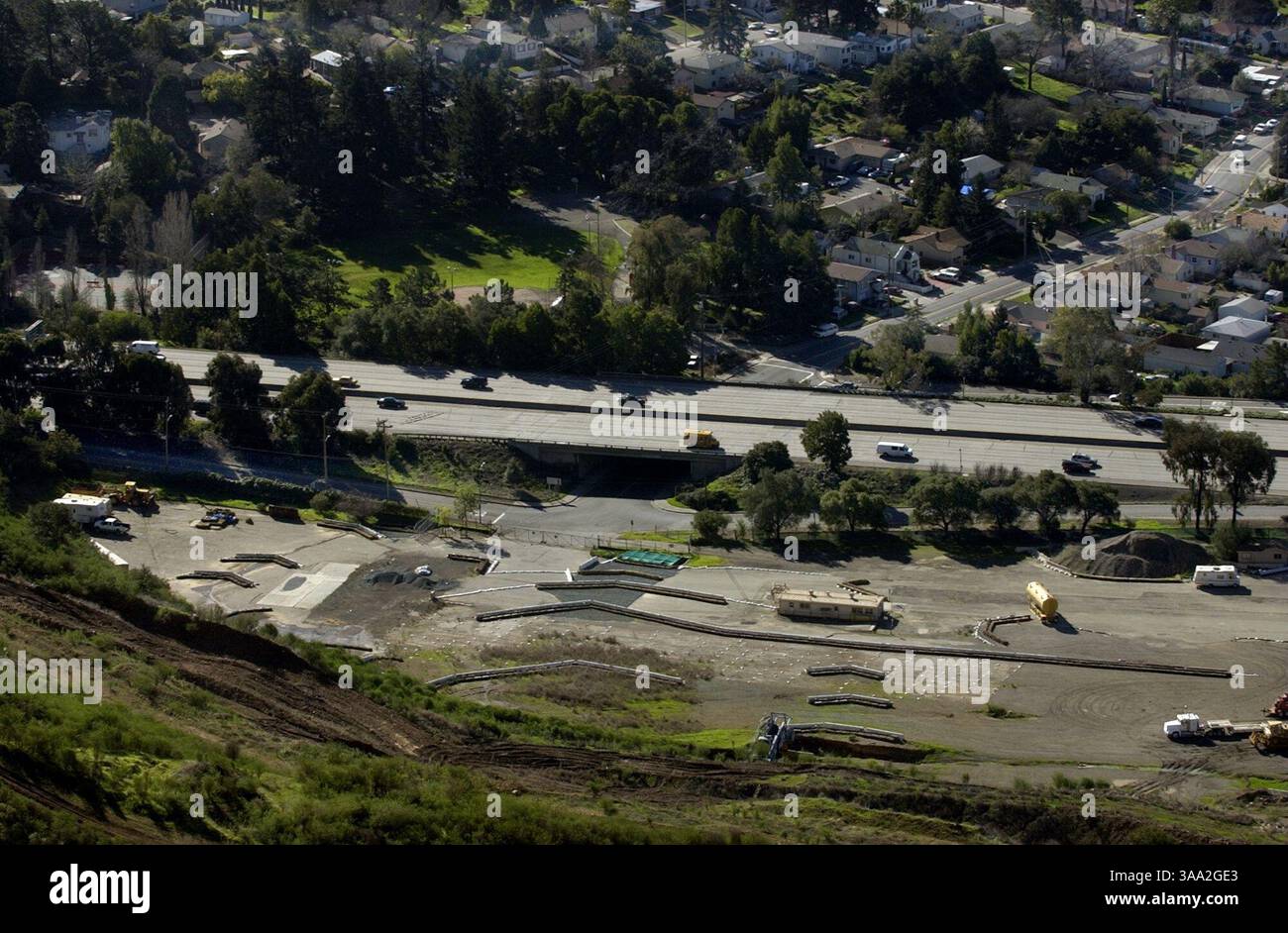 Secondario -- dalla cima di Oakland Hills c'è una vista i-580 e la cava di Leona, una vecchia miniera e il futuro sito di uno sviluppo domestico del 500 approvato dalla città di Oakland. I residenti dell'area si oppongono allo sviluppo e stanno raccogliendo firme per presentare l'emendamento al piano gernerale in una votazione elettorale speciale in primavera. Foto scattata, mercoledì 15 gennaio 2003. Manny Crisostomo / Sacramento Bee / ZUMA Press Foto Stock