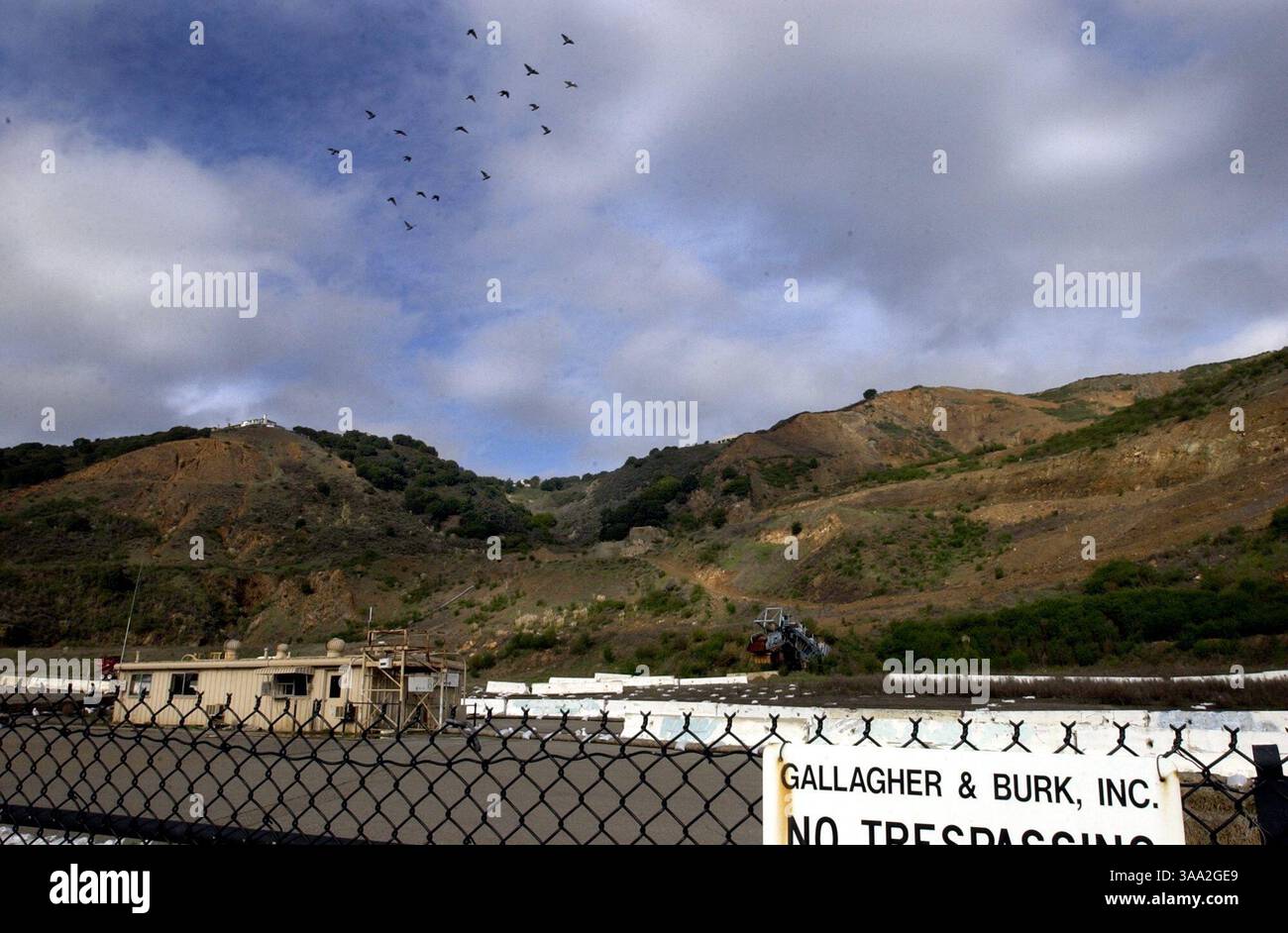 Dall'Interstate 580 si trova la cava di Leona, una vecchia miniera e il futuro sito di uno sviluppo domestico del 500 approvato dalla città di Oakland. I residenti dell'area si oppongono allo sviluppo e stanno raccogliendo firme per presentare l'emendamento al piano gernerale in una votazione elettorale speciale in primavera. Foto scattata, mercoledì 15 gennaio 2003. Manny Crisostomo / Sacramento Bee / ZUMA Press Foto Stock