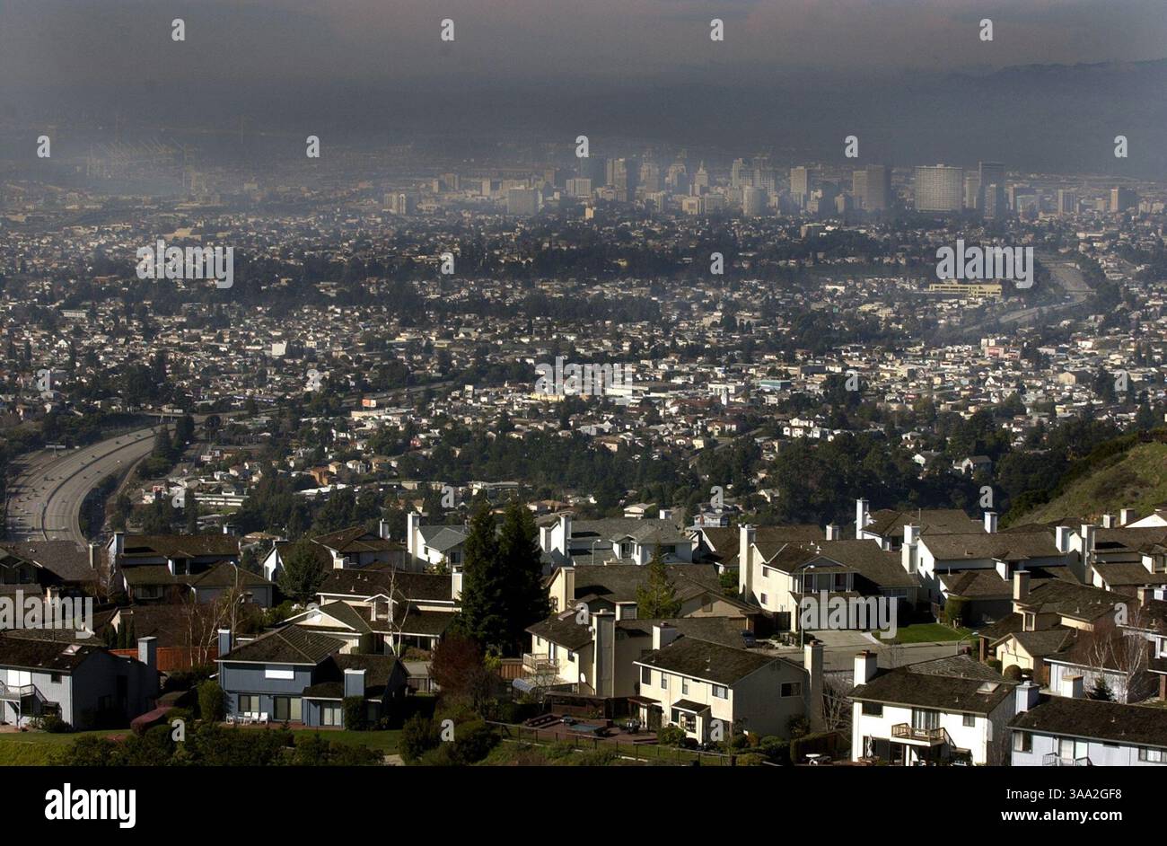 Dalla cima di Oakland Hills, con la cava di Leona sulla sinistra, si può ammirare la vista delle case in cima alla collina e della città di Oakland. La cava di Leona è una vecchia miniera e il futuro sito di una costruzione domestica del 500 approvata dalla città di Oakland. I residenti dell'area si oppongono allo sviluppo e stanno raccogliendo firme per presentare l'emendamento al piano gernerale in una votazione elettorale speciale in primavera. Foto scattata, mercoledì 15 gennaio 2003. Manny Crisostomo / Sacramento Bee / ZUMA Press Foto Stock