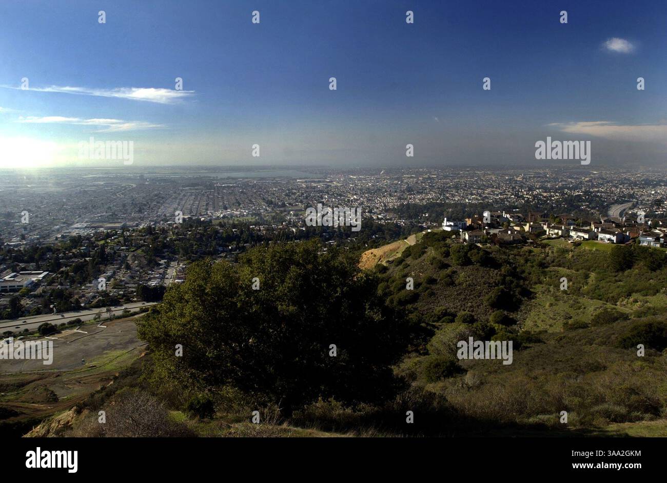 Dalla cima di Oakland Hills è possibile ammirare la cava di Leona (a sinistra) e l'area della baia, con il centro di Oakland sulla destra e San Francisco sullo sfondo oltre la foschia. La cava è una vecchia miniera e il futuro sito di uno sviluppo domestico del 500 approvato dalla città di Oakland. I residenti dell'area si oppongono allo sviluppo e stanno raccogliendo firme per presentare l'emendamento al piano gernerale in una votazione elettorale speciale in primavera. Foto scattata, mercoledì 15 gennaio 2003. Manny Crisostomo / Sacramento Bee / ZUMA Press Foto Stock