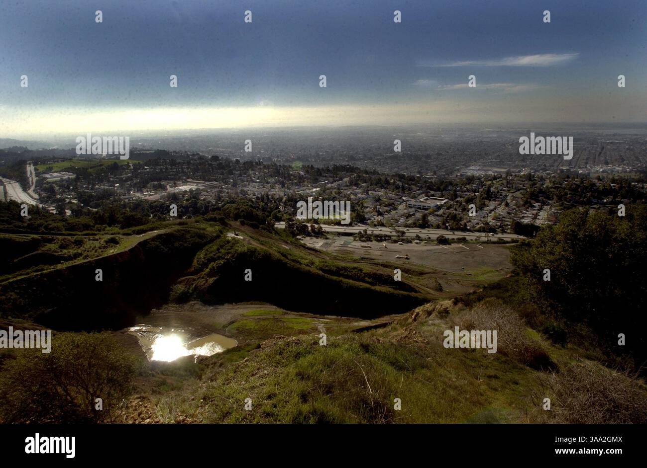 lede -- dalla cima di Oakland Hills è una vista della cava di Leona, una vecchia miniera e il futuro sito di uno sviluppo domestico del 500 approvato dalla città di Oakland. I residenti dell'area si oppongono allo sviluppo e stanno raccogliendo firme per presentare l'emendamento al piano gernerale in una votazione elettorale speciale in primavera. Foto scattata, mercoledì 15 gennaio 2003. Manny Crisostomo / Sacramento Bee / ZUMA Press Foto Stock