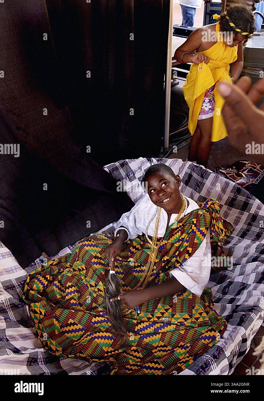 PER L'USO ONLINE DELLE CARTOLINE DELLA FIERA STATALE: AGOSTO 30 Kofi Akoto di Roseville interpreta la parte di un giovane capo durante un'esibizione di danza africana degli Adeshie Dancers della Ghanaian Association di Sacramento per celebrare la giornata della cultura nera alla California State Fair, sabato 30 agosto 2003. Hobbs finì per vincere l'evento con il miglior tempo. Manny Crisostomo / Sacramento Bee / ZUMA Press Foto Stock