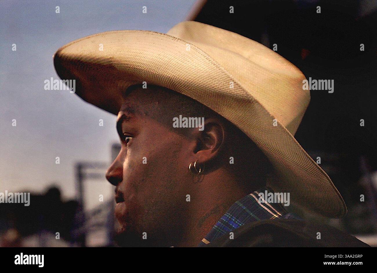 PER L'USO ONLINE DELLE CARTOLINE DELLA FIERA STATALE: AGOSTO 30 il Bull rider Curtis Hobbs cerca di rilassarsi prima di cavalcare il toro durante il Rodeo multiculturale di sabato per celebrare la giornata della cultura nera alla California State Fair, sabato 30 agosto 2003. Hobbs finì per vincere l'evento con il miglior tempo. Manny Crisostomo / Sacramento Bee / ZUMA Press Foto Stock