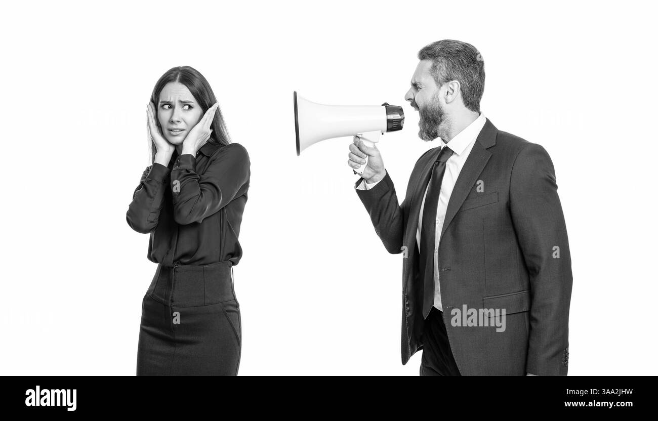 uomo d'affari che risolve i conflitti. Cambiare la colpa. conflitto di affari. uomo d'affari che urla il dipendente con un altoparlante isolato su bianco. l'uomo d'affari l'ha fatto Foto Stock