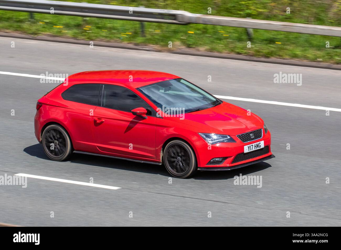 2014 Red SEAT Leon se Technology TSI in viaggio sull'autostrada M6, Regno Unito Foto Stock