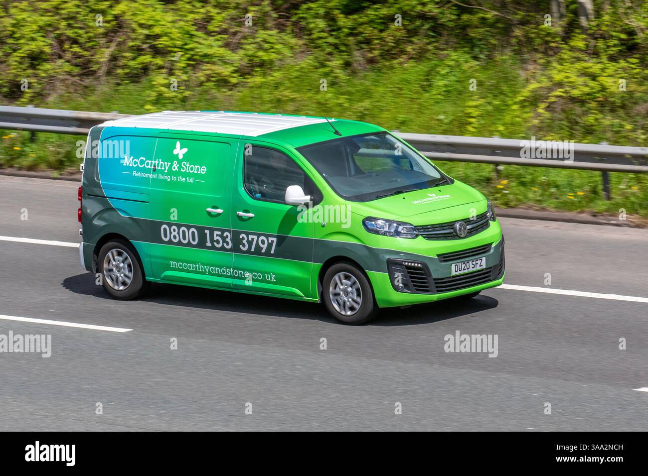 McCarthy & Stone Retirement Lifestyles Ltd, sviluppatore e manager di comunità di pensionati. Vauxhall Vivaro viaggiando sull'autostrada M6, Regno Unito Foto Stock