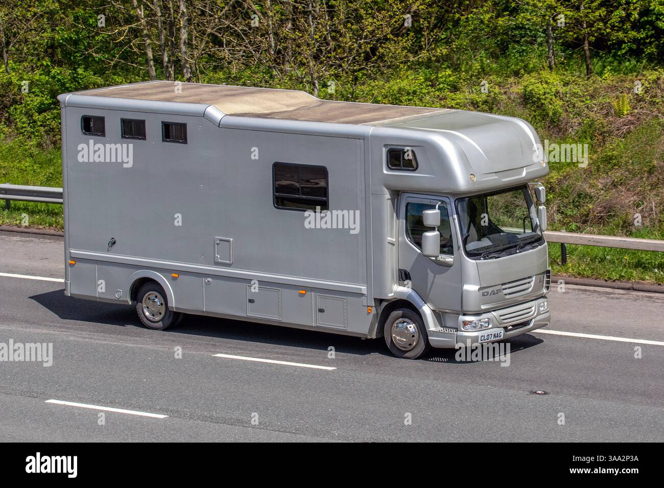 2007 DAF. DAF Trucks LF grande box per cavalli che viaggia sull'autostrada M6, Regno Unito Foto Stock
