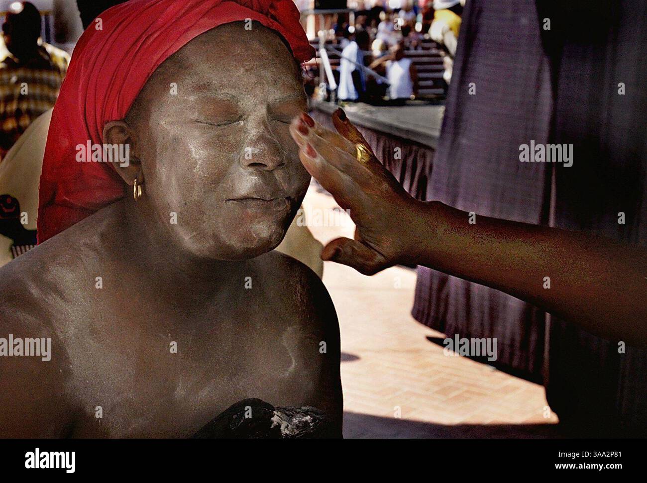 PER L'USO ONLINE DELLE CARTOLINE DELLA FIERA STATALE: AGOSTO 30 Jean Addison degli Adeshie Dancers della Ghanaian Association di Sacramento ottiene polvere bianca sul suo viso prima della performance dei gruppi al Center Stage come parte della celebrazione del To Black Culture Day alla California State Fair, sabato 30 agosto 2003. Hobbs finì per vincere l'evento con il miglior tempo. Manny Crisostomo / Sacramento Bee / ZUMA Press Foto Stock