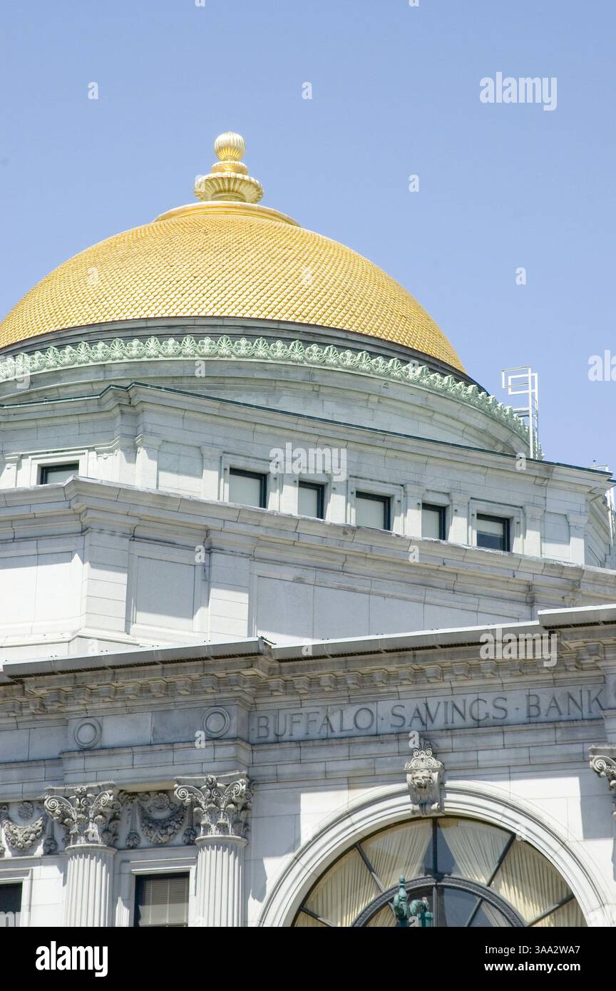 16 luglio 2006; Buffalo, New York, Stati Uniti; la Buffalo Savings Bank a cupola d'oro sulla Main Street a Buffalo, New York. Buffalo, conosciuta come la Queen City e la City of Good Neighbours, si trova nella parte orientale dello stato di New York sulle rive del lago Erie. La seconda città più grande dello stato di New York, la popolazione dell'area metropolitana di Buffalo-Niagara supera i 1,1 milioni di abitanti. Credito obbligatorio: Foto di Seamas Culligan/ZUMA Press. (©) Copyright 2006 di Seamas Culligan Foto Stock