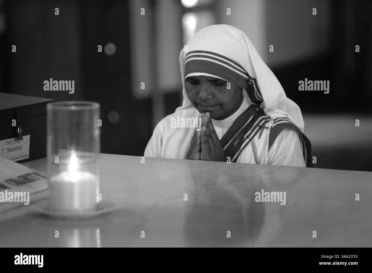 27 lug 2006; Calcutta, INDIA; Missionarie della Carità di madre Teresa Nirmal Hriday: Casa dei destituti morenti a Calcutta, India. Fondata nel 1952 a Kalighat Nirmal Hriday (che significa cuore puro) è stato il primo amore di madre Teresa perché ha iniziato il suo lavoro qui. Oggi il centro continua a prendersi cura dei poveri di Calcutta. Morire con dignità è ciò che madre Teresa immaginava quando creava Nirmal Hriday Home per i malati e i poveri morenti. La città di Calcutta è benedetta da numerose organizzazioni umanitarie fondate da questa figura religiosa molto venerata. Continuano a prosperare sotto Th Foto Stock