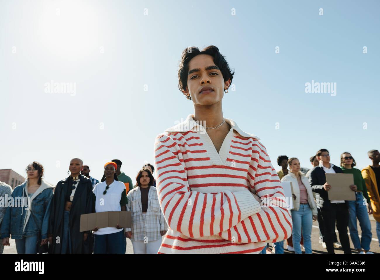 Un giovane fiducioso guida un gruppo eterogeneo di persone in una protesta pubblica per l'azione per il clima, dimostrando solidarietà e determinazione. Foto Stock Un giovane fiducioso guida un gruppo eterogeneo di persone in una protesta pubblica per l'azione per il clima, dimostrando solidarietà e determinazione. Foto Stock